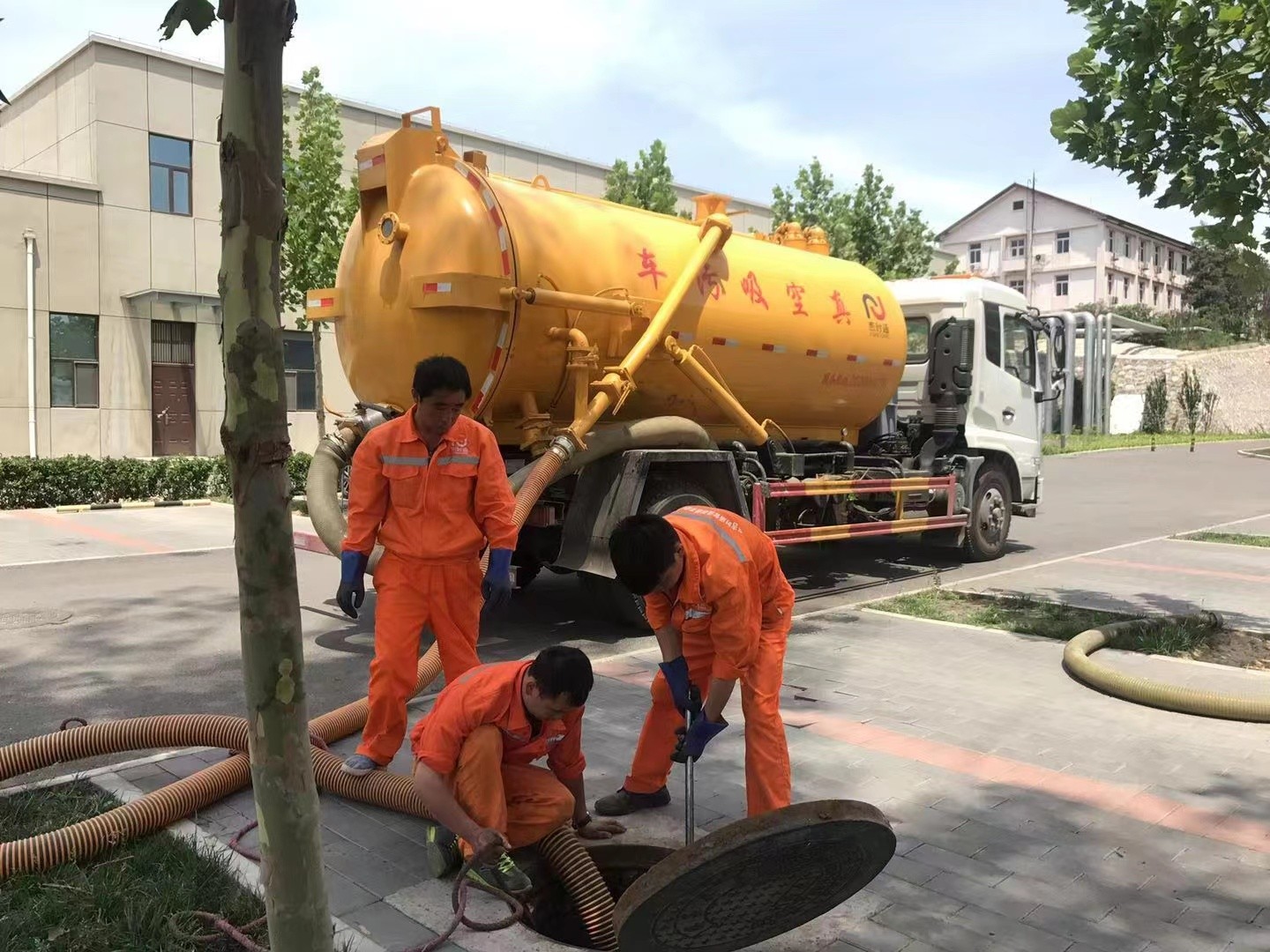 桂阳管道疏通车停在窨井附近