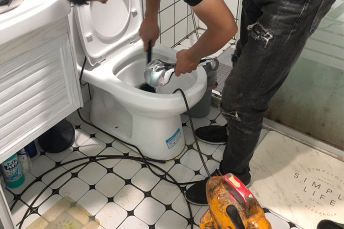 桂阳马桶堵塞自己疏通还是找师傅?专业上门服务让你省时更省心